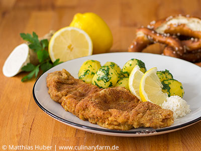 Kalbsschnitzel mit süßem Senf, Meerrettich und Brezenpanade