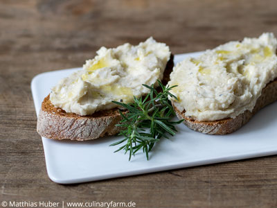 Crostini mit weißem Bohnenpürree